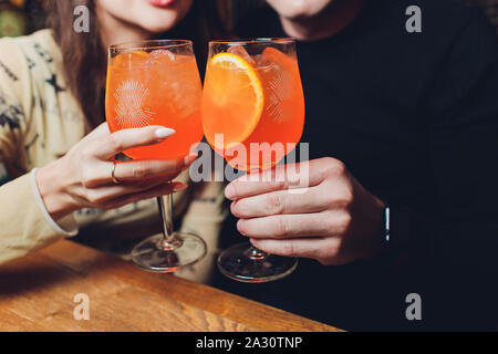Frauen ein Gläschen Aperol Spritz am Tisch Stockfoto
