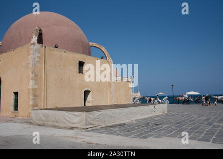 Die janitscharen Moschee mit Blick auf Chania Xania Hafen am Mittelmeer griechischen Insel Kreta erbaut auf den Fundamenten des alten venezianischen Custom Stockfoto