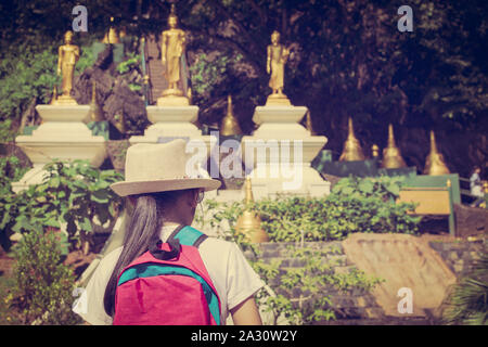 Mädchen mit Rucksack eingabe Tempel Wat Tham Seua (Tiger Cave Tempel), Krabi, Thailand zu Buddhistischen. Stockfoto