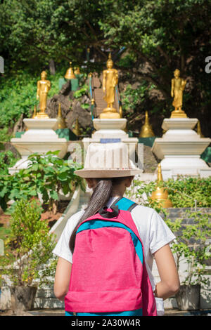 Mädchen mit Rucksack eingabe Tempel Wat Tham Seua (Tham Seua Tempel), Krabi, Thailand zu Buddhistischen. Stockfoto