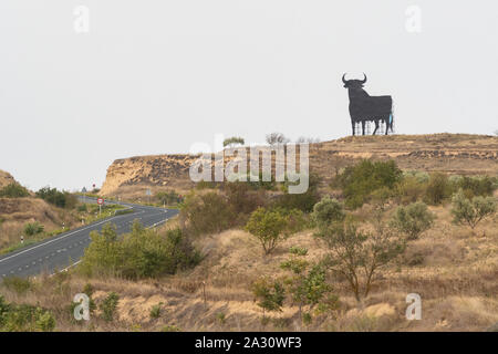 Osborne Stier Zeichen - Eine schwarze Silhouette Bild von einem Stier durch die Seiten von Straßen in Spanien gesehen - dieses ist in La Rioja neben der N-232 Stockfoto