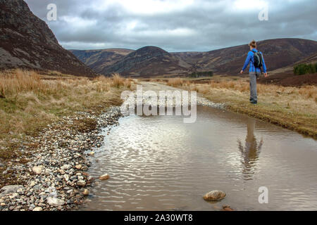 Touristische Wanderungen auf dem Weg nach Mount wollte in den Cairngorm Mountains. Angus, Schottland, Großbritannien Stockfoto