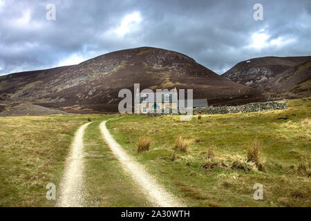 Sun Pharma Cottage auf dem Weg nach Mount scharf. Glen Mark, Angus, Schottland, Großbritannien. Cairngorms National Park. Stockfoto