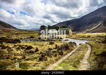 Sun Pharma Cottage auf dem Weg nach Mount scharf. Glen Mark, Angus, Schottland, Großbritannien. Cairngorms National Park. Stockfoto