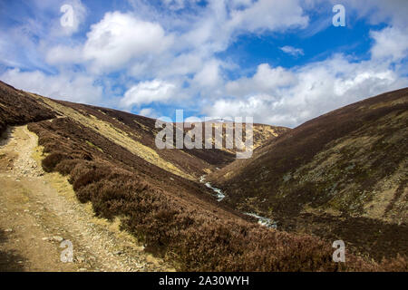 Wanderweg im Cairngorms Nationalpark, Schottland, Großbritannien. Route zum Berg scharf über Glen markieren. Stockfoto