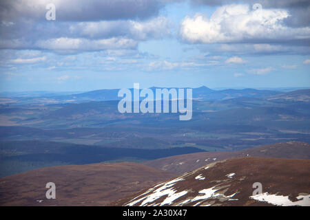 Cairngorms und Bennachie vom Mount scharf Gipfel gesehen. Angus/Aberdeenshire, Schottland, Großbritannien Stockfoto