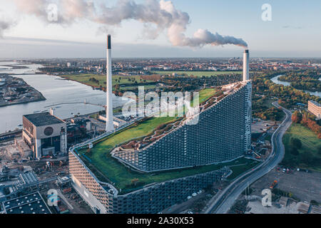 Amager Bakke auch bekannt als Amager Hang oder CopenHill, ist eine Kraft-Wärme-Waste-to-Energy plant in Kopenhagen, Dänemark. Die Anlage wird von Bjarke Ingels Group mit einem 85 m hohen schrägdach Doppelte als das ganze Jahr über künstliche Skipiste, Wandern und Klettern Wand konzipiert. (Foto: Gonzales Foto - Astrid Maria Rasmussen). Stockfoto