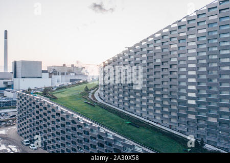 Amager Bakke auch bekannt als Amager Hang oder CopenHill, ist eine Kraft-Wärme-Waste-to-Energy plant in Kopenhagen, Dänemark. Die Anlage wird von Bjarke Ingels Group mit einem 85 m hohen schrägdach Doppelte als das ganze Jahr über künstliche Skipiste, Wandern und Klettern Wand konzipiert. (Foto: Gonzales Foto - Astrid Maria Rasmussen). Stockfoto