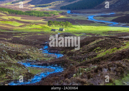 Sun Pharma Cottage auf dem Weg nach Mount scharf. Glen Mark, Angus, Schottland, Großbritannien. Cairngorms National Park. Stockfoto