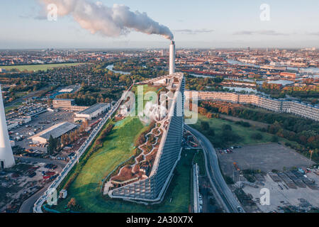 Amager Bakke auch bekannt als Amager Hang oder CopenHill, ist eine Kraft-Wärme-Waste-to-Energy plant in Kopenhagen, Dänemark. Die Anlage wird von Bjarke Ingels Group mit einem 85 m hohen schrägdach Doppelte als das ganze Jahr über künstliche Skipiste, Wandern und Klettern Wand konzipiert. (Foto: Gonzales Foto - Astrid Maria Rasmussen). Stockfoto