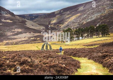 Wanderer zu Fuß zum Queen's Gut auf dem Weg nach Mount scharf. Glen Mark, Angus, Schottland, Großbritannien. Cairngorms National Park. Stockfoto