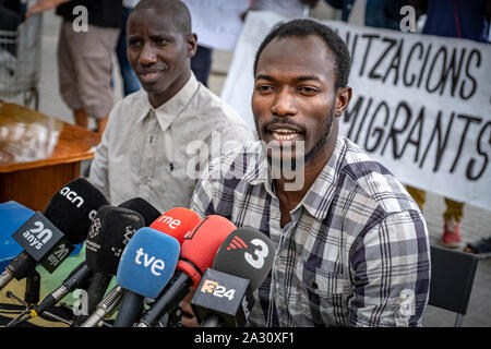 Barcelona, Spanien. 04 Okt, 2019. Aziz Faye (R) Sprecher der Straßenverkäufer Union spricht bei einer Pressekonferenz. Straßenhändler, bekannt als "anteros" für ihre Waren verkaufen auf der Straße auf eine Decke, eine Pressekonferenz zu denunzieren, dass sie unter dem Druck der Polizei seit mehreren Monaten haben, die verhindert, dass Sie verkaufen und ein Leben gefordert haben. Credit: SOPA Images Limited/Alamy leben Nachrichten Stockfoto