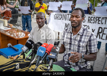 Barcelona, Spanien. 04 Okt, 2019. Aziz Faye (R) Sprecher der Straßenverkäufer Union spricht bei einer Pressekonferenz. Straßenhändler, bekannt als "anteros" für ihre Waren verkaufen auf der Straße auf eine Decke, eine Pressekonferenz zu denunzieren, dass sie unter dem Druck der Polizei seit mehreren Monaten haben, die verhindert, dass Sie verkaufen und ein Leben gefordert haben. Credit: SOPA Images Limited/Alamy leben Nachrichten Stockfoto