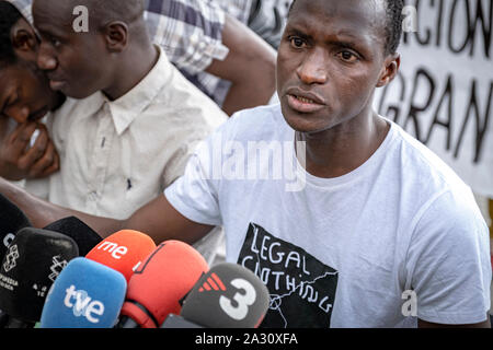 Barcelona, Spanien. 04 Okt, 2019. Lamine Sarr(R) Sprecher der Straßenverkäufer Union spricht bei einer Pressekonferenz. Straßenhändler, bekannt als "anteros" für ihre Waren verkaufen auf der Straße auf eine Decke, eine Pressekonferenz zu denunzieren, dass sie unter dem Druck der Polizei seit mehreren Monaten haben, die verhindert, dass Sie verkaufen und ein Leben gefordert haben. Credit: SOPA Images Limited/Alamy leben Nachrichten Stockfoto