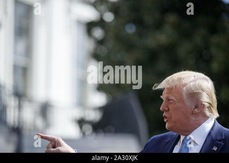 Washington, United States. 04 Okt, 2019. US-Präsident J Donald Trump antwortet auf eine Frage von den Medien, während er zu board Marine One auf dem Südrasen des Weißen Hauses in Washington, DC, auf Friiday, 4. Oktober 2019. Präsident Trumpf in die sie reisen, Walter Reed National Military Medical Center verwundet Service Mitglieder und award 5 Purple Heart Medaillen zu besuchen. Foto von Shawn Thew/UPI Quelle: UPI/Alamy leben Nachrichten Stockfoto