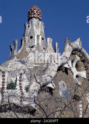 PABELLON IZQUIERDO DE LA ENTRADA - las mejores DEL TEJADO - PORTERIA - 1900/1914. Autor: Antonio Gaudi. Ort: Parque Güell. Barcelona. Spanien. Stockfoto