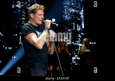 Hannover, Deutschland. 02 Okt, 2019. David Hasselhoff live bei der Eröffnung seines "Freiheit! Die Reise geht weiter Tour 2019 bei der Swiss Life Halle. Hannover, 02.10.2019 | Verwendung der weltweiten Kredit: dpa/Alamy leben Nachrichten Stockfoto