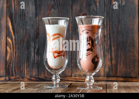 Zwei Gläser Milchshake auf dem hölzernen Hintergrund Stockfoto