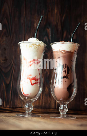 Zwei Gläser Milchshake auf dem hölzernen Hintergrund Stockfoto
