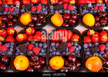 Frisches Obst für Verkauf am Kauppatori Marktplatz in der Innenstadt von Helsinki, Finnland. Stockfoto