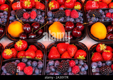 Frisches Obst für Verkauf am Kauppatori Marktplatz in der Innenstadt von Helsinki, Finnland. Stockfoto