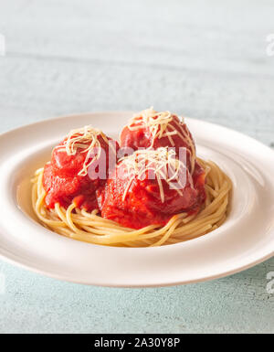 Teil der Frikadellen mit Tomatensoße und Nudeln: Ansicht von oben Stockfoto