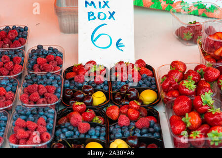 Frisches Obst für Verkauf am Kauppatori Marktplatz in der Innenstadt von Helsinki, Finnland. Stockfoto