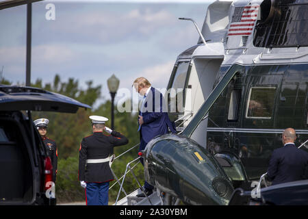 Bethesda, Usa. 04 Okt, 2019. Präsident Donald Trump kommt an Walter Reed National Military Medical in Bethesda, Maryland am Freitag, 4. Oktober 2019. Foto von Tasos Katopodis/UPI Quelle: UPI/Alamy leben Nachrichten Stockfoto