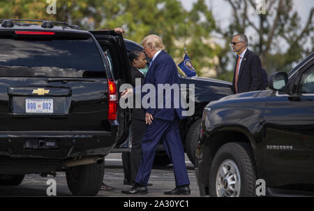 Bethesda, Usa. 04 Okt, 2019. Präsident Donald Trump kommt an Walter Reed National Military Medical in Bethesda, Maryland am Freitag, 4. Oktober 2019. Foto von Tasos Katopodis/UPI Quelle: UPI/Alamy leben Nachrichten Stockfoto