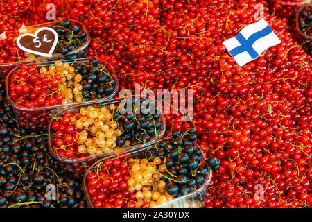 Frisches Obst für Verkauf am Kauppatori Marktplatz in der Innenstadt von Helsinki, Finnland. Stockfoto