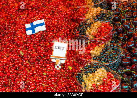 Frisches Obst für Verkauf am Kauppatori Marktplatz in der Innenstadt von Helsinki, Finnland. Stockfoto