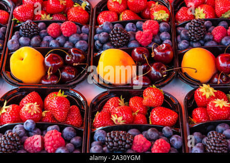 Frisches Obst für Verkauf am Kauppatori Marktplatz in der Innenstadt von Helsinki, Finnland. Stockfoto