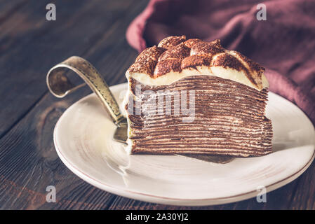 Schicht von tiramisu Crêpe-Kuchen auf dem Blech Stockfoto