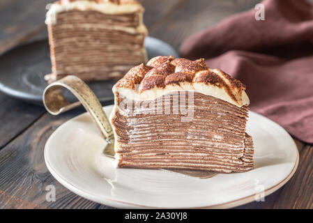 Schicht von tiramisu Crêpe-Kuchen auf dem Blech Stockfoto