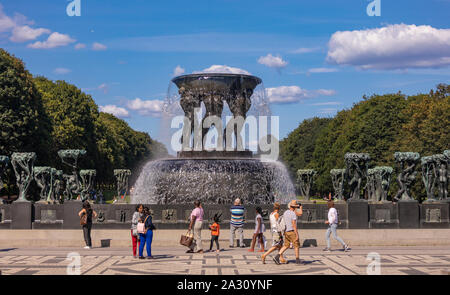 OSLO, NORWEGEN - Menschen und Brunnen, Vigeland Skulptur, Installation, in Frogner Park. Stockfoto