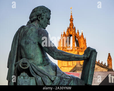 St Giles Kathedrale bei Sonnenuntergang von der David Hume Statue auf der Royal Mile in Edinburgh, Schottland Stockfoto