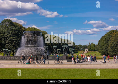 OSLO, NORWEGEN - Personen und Fahrräder am Brunnen, Vigeland Skulptur, Installation, in Frogner Park. Stockfoto