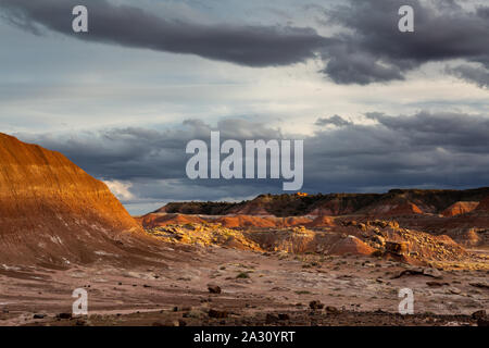 Gewitterwolken über die Painted Desert Wilderness Area und der Painted Desert Inn in der Ferne. Petrified Forest National Park, Arizona Stockfoto