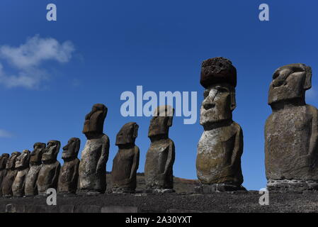 September 20, 2019, Easter Island, Chile: Moais am Ahu Tongariki zeremoniellen Plattform auf Rapa Nui National Park gesehen. Moais sind monolithische menschliche Figuren, welche die Vorfahren vertreten. Sie wurden durch die Rapa Nui Menschen bei Rano Raraku, der moai Steinbruch auf der Osterinsel im östlichen Französisch-polynesien zwischen den Jahren 1250 und 1500 zeitgleich mit der Ankunft der Polynesier auf der Insel geschnitzt. Die meisten von ihnen wurden von dort transportiert und auf Stein Plattformen genannt Ahu um den Umfang der Insel. (Bild: © John milner/SOPA Bilder über ZUMA Draht) Stockfoto