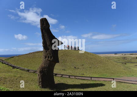 Die Osterinsel, Chile. 20 Sep, 2019. Ein moais in der Nähe Rano Raraku Vulkan gesehen. Moais sind monolithische menschliche Figuren, welche die Vorfahren vertreten. Sie wurden durch die Rapa Nui Menschen bei Rano Raraku, der moai Steinbruch auf der Osterinsel im östlichen Französisch-polynesien zwischen den Jahren 1250 und 1500 zeitgleich mit der Ankunft der Polynesier auf der Insel geschnitzt. Die meisten von ihnen wurden von dort transportiert und auf Stein Plattformen genannt Ahu um den Umfang der Insel. Quelle: John milner/SOPA Images/ZUMA Draht/Alamy leben Nachrichten Stockfoto