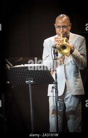 Ron Glen Miles, ein Trompeter, tritt am 26. Juli 2019 beim San Sebastián Heineken Jazz Festival (Spanien) auf dem Trinidad Square auf. Stockfoto