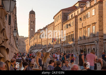 Kroatien Reisen - Touristen in der Altstadt von Dubrovnik - Stradun main street, eine mittelalterliche Straße und Gebäude, Dubrovnik Kroatien Europa Stockfoto