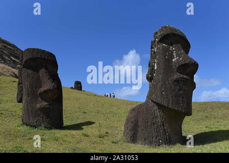 Die Osterinsel, Chile. 20 Sep, 2019. Moais auf der äußeren Hängen des Rano Raraku vulkanischen Krater gesehen. Moais sind monolithische menschliche Figuren, welche die Vorfahren vertreten. Sie wurden durch die Rapa Nui Menschen bei Rano Raraku, der moai Steinbruch auf der Osterinsel im östlichen Französisch-polynesien zwischen den Jahren 1250 und 1500 zeitgleich mit der Ankunft der Polynesier auf der Insel geschnitzt. Die meisten von ihnen wurden von dort transportiert und auf Stein Plattformen genannt Ahu um den Umfang der Insel. Quelle: John milner/SOPA Images/ZUMA Draht/Alamy leben Nachrichten Stockfoto