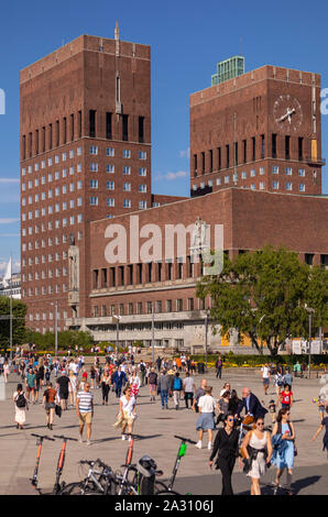 OSLO, NORWEGEN - Menschen zu Fuß in der Nähe von Oslo City Hall. Stockfoto