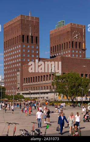 OSLO, NORWEGEN - Menschen zu Fuß in der Nähe von Oslo City Hall. Stockfoto