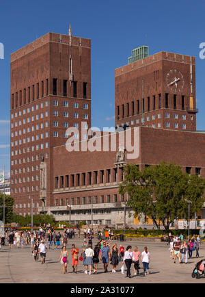 OSLO, NORWEGEN - Menschen zu Fuß in der Nähe von Oslo City Hall. Stockfoto