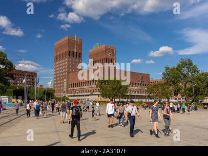 OSLO, NORWEGEN - Menschen zu Fuß in der Nähe von Oslo City Hall. Stockfoto