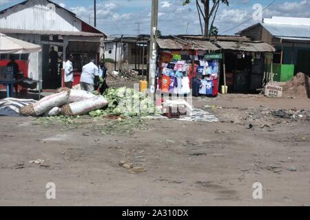 Mombasa in Kenia, Sommer 2015 (km 74): kleiner Markt im Osten - Ende der Mackinnon Road Stockfoto