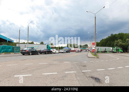 Berestovitsa, Belarus - August 09, 2019: Der Grenzübergang Berestovitsa - Bobrovniki zwischen Weißrussland und Polen. Autos, die in eine Warteschlange. Europa. Stockfoto