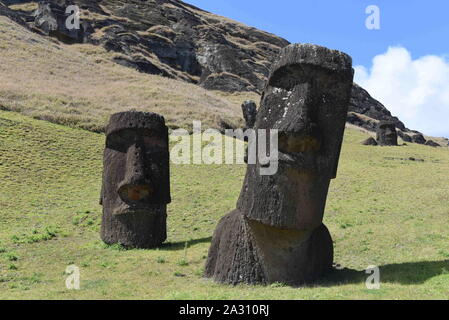 Die Osterinsel, Chile. 20 Sep, 2019. Moais auf der äußeren Hängen des Rano Raraku vulkanischen Krater gesehen. Moais sind monolithische menschliche Figuren, welche die Vorfahren vertreten. Sie wurden durch die Rapa Nui Menschen bei Rano Raraku, der moai Steinbruch auf der Osterinsel im östlichen Französisch-polynesien zwischen den Jahren 1250 und 1500 zeitgleich mit der Ankunft der Polynesier auf der Insel geschnitzt. Die meisten von ihnen wurden von dort transportiert und auf Stein Plattformen genannt Ahu um den Umfang der Insel. Quelle: John milner/SOPA Images/ZUMA Draht/Alamy leben Nachrichten Stockfoto